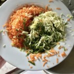 na talerzy znajdują się starte warzywa