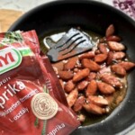 na patelni smaży się pokrojona w półplasterki kiełbasa