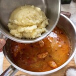 fasolowa zupa na słoninie wędzonej w trakcie przygotowania