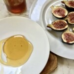 świeże figi przekrojone na połowę i karmelizowane miodem