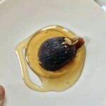 świeże figi przekrojone na połowę i karmelizowane miodem