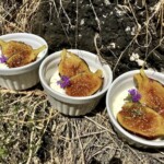 Figi karmelizowane na jogurcie greckim podane