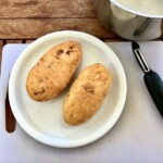 dwa duże podłużne ziemniaki na frytki