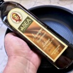 butelka oliwy greckiej w dłoni