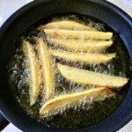 Frytki greckie z oregano wersja z Krety smażą się na patelni