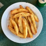 frytki grecki podane na talerzu posypane suszonym oregano i solą morską
