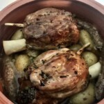 Golonka pieczona z ziemniakami i groszkiem