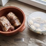dwie golonki przednie w naczyniu oraz ziemniaki w opakowaniu