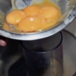 żółtka jajek w misce