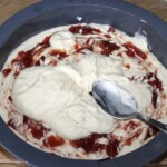 Greckie ciasto na jogurcie dżemem okraszone