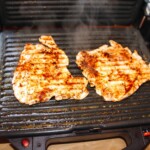 na grillu smażą się grillowane piersi z kurczaka