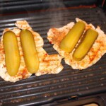 grillowane piersi z kurczaka w trakcie smażenia