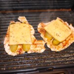 grillowane piersi z kurczaka w trakcie smażenia