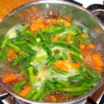 w garnku gotują się warzywa