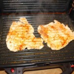 kotlety piersi kurczaka grillują się na ruszcie elektrycznym