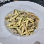 gulasz cielęcy po szwajcarsku podany z makaronem