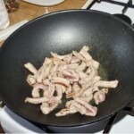 na patelni smaży się pokrojone w paski mięso