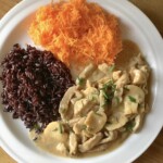 Gulasz cielęcy po szwajcarsku na śmietance