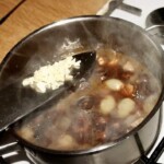 Gulasz cielęcy z warzywami i cebulkami perłowymi