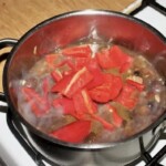 Gulasz cielęcy z warzywami i cebulkami perłowymi