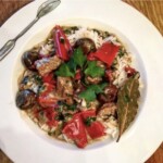 Gulasz cielęcy z warzywami i cebulkami perłowymi