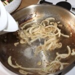 deklasowanie patelni z cebulą