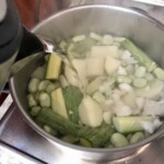 Horta zioła i warzywa gotowane w garnku