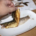 z fileta z wędzonej makreli ściągana jest skórka