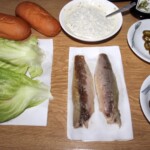 hot dog z makrelą wędzoną w trakcie przygotowania