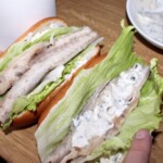 hot dog z makrelą wędzoną w trakcie przygotowania