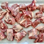 kawałki jagnięciny z kością