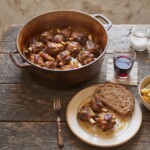 Jagnięcina krojona z kością smażona krótko na mocnym ogniu w sporej ilości oliwy, a następnie duszone na minimalnym ogniu w sosie własnym.