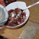 krojona jagnięcina marynuje się w misce