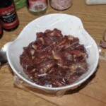 krojona jagnięcina marynuje się w misce