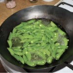 w woku w wodzie gotuje się groszek cukrowy