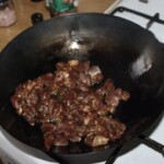 jagnięcina krojona w paseczki smaży się w woku