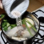 w garnku gotuje się rosół z kurczaka