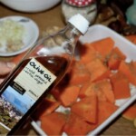 przygotowanie pokrojonej na kawałki dynii do pieczenia