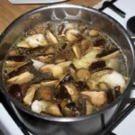 w garnku gotują się grzyby na zupę