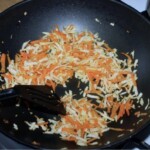 na patelni smażą się starte warzywa korzeniowe