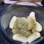 jabłka pokrojone w ćwiartki i posypane suszonym majerankiem