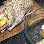 kaczka natarta suszonym majerankiem przygotowana do pieczenia