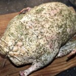 kaczka natarta suszonym majerankiem przygotowana do pieczenia