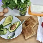 Kanapka z łososiem wędzonym awokado i jajkiem