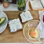 Kanapka z łososiem wędzonym awokado i jajkiem