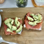 Kanapka z łososiem wędzonym awokado i jajkiem