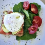 Kanapka z łososiem wędzonym awokado i jajkiem