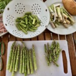 obrane zielone szparagi na desce kuchennej