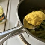 musztarda na łyżeczce