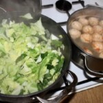 w garnku gotuje się siekana biała kapusta